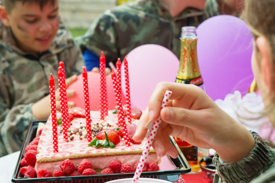 Gâteau d'anniversaire au chocolat et ses bougies de 14 ans